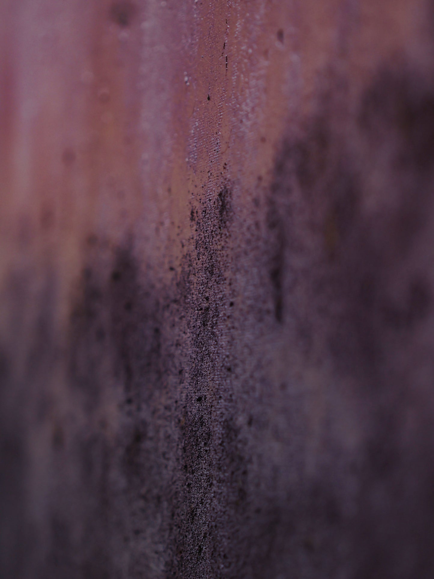 Détail macro de la toile L'Horizon des possibles, matière texturée en violet profond et prune, pigments et couches superposées, peinture originale Vanessa Seconde