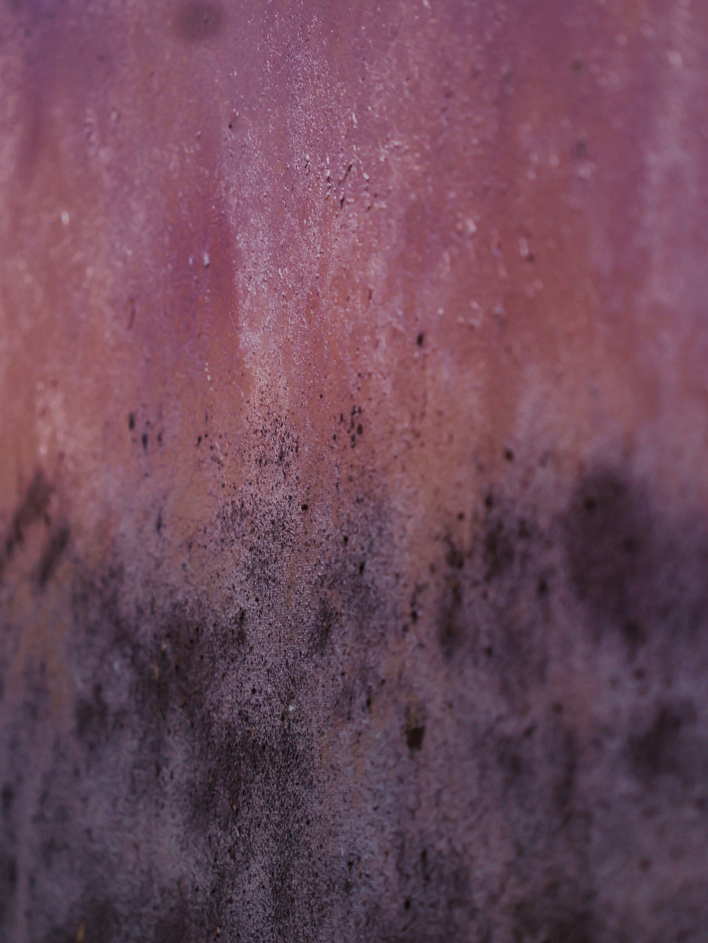 Détail de la peinture abstraite L'Horizon des possibles, texture technique mixte en rose poudré et violet, matière granuleuse et pigments organiques, Vanessa Seconde